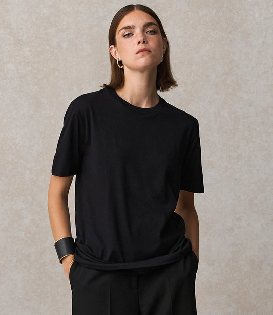 SOL'S Unisex Lyam Premium T-Shirt - Deep Black - Model