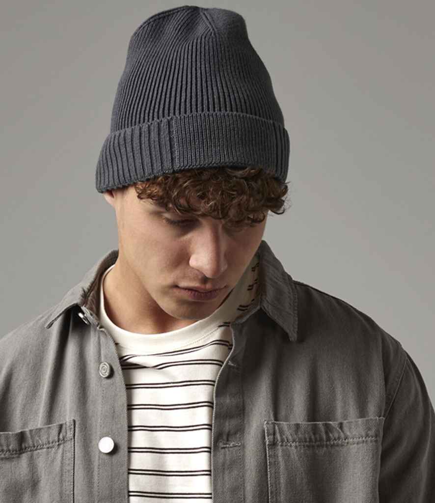 Beechfield Organic Cotton Engineered Patch Beanie - model image