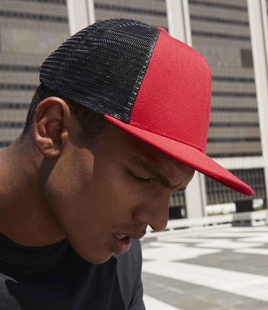 Beechfield Original Flat Peak 6 Panel Trucker Cap - model image