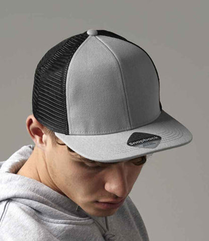 Beechfield Original Flat Peak 6 Panel Trucker Cap - model image