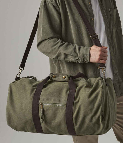 Quadra Vintage Canvas Holdall - model image