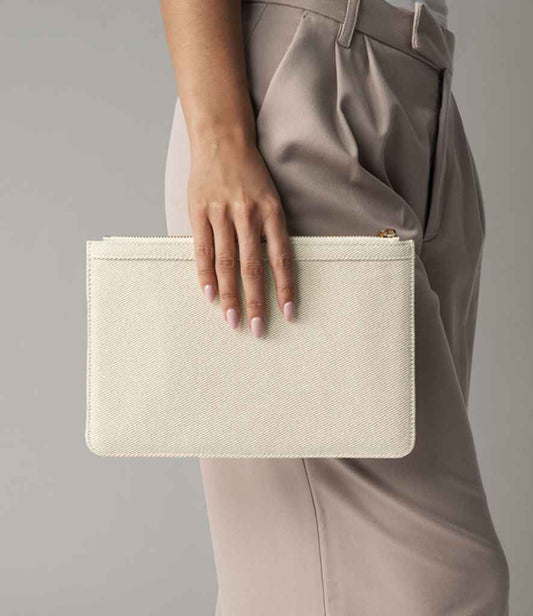 Quadra Puerto Pouch - model image