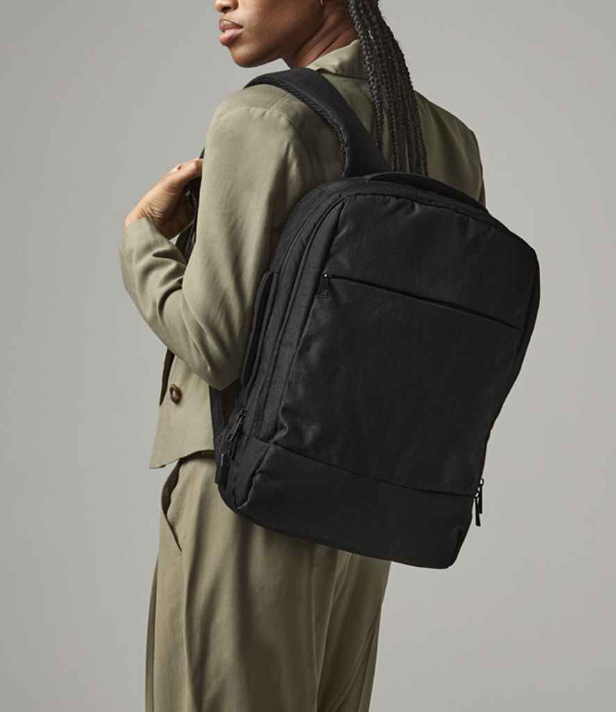 Quadra Q-Tech Charge Convertible Backpack - model image