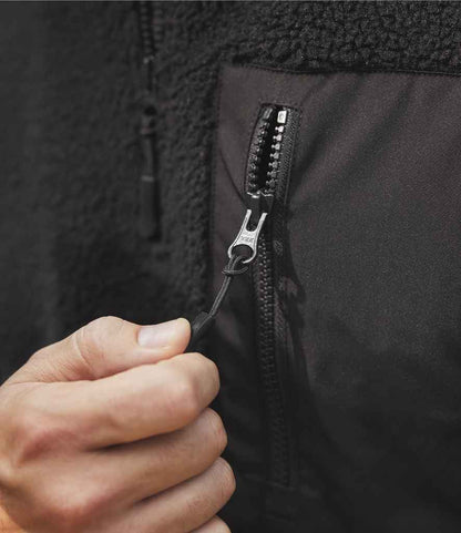 Ravine Unisex 1/4 Zip Borg Fleece - model image