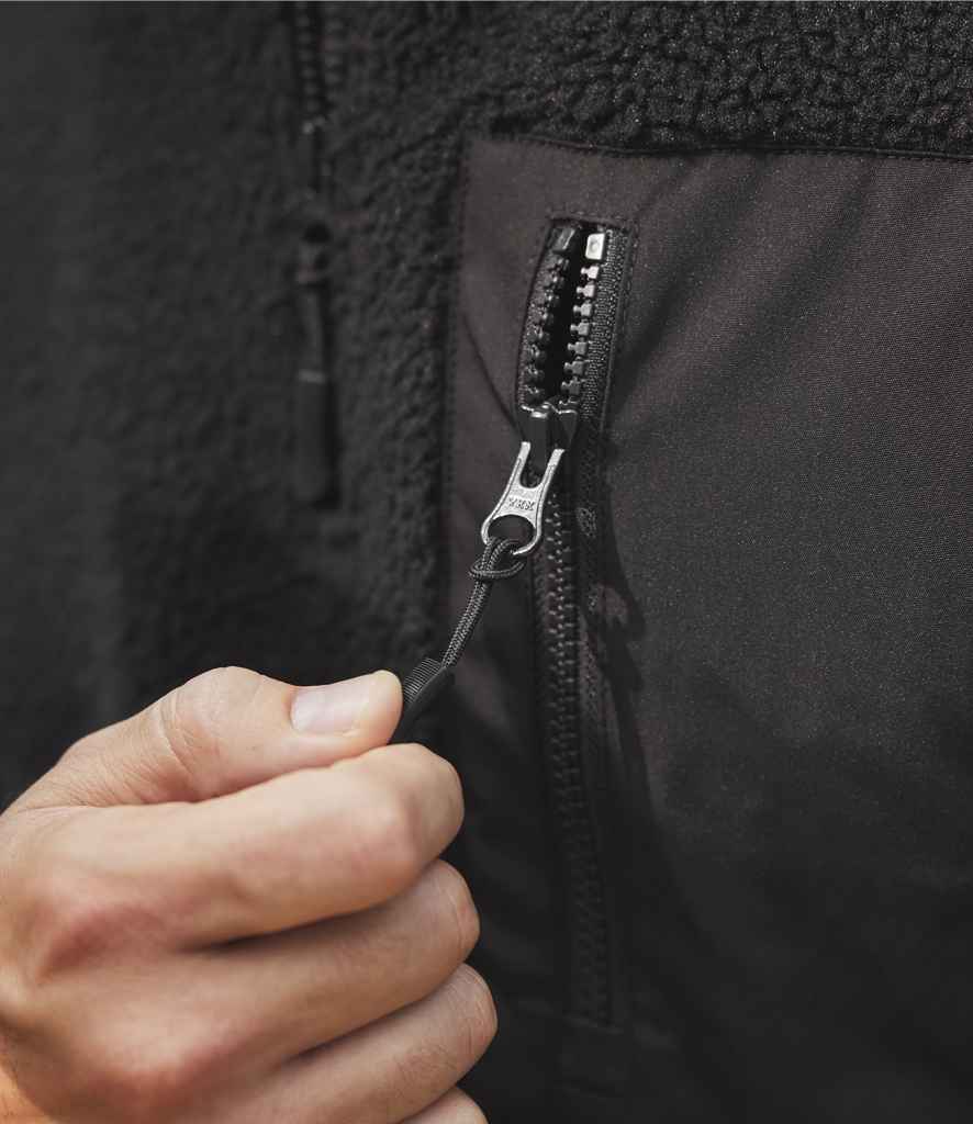 Ravine Unisex 1/4 Zip Borg Fleece - model image