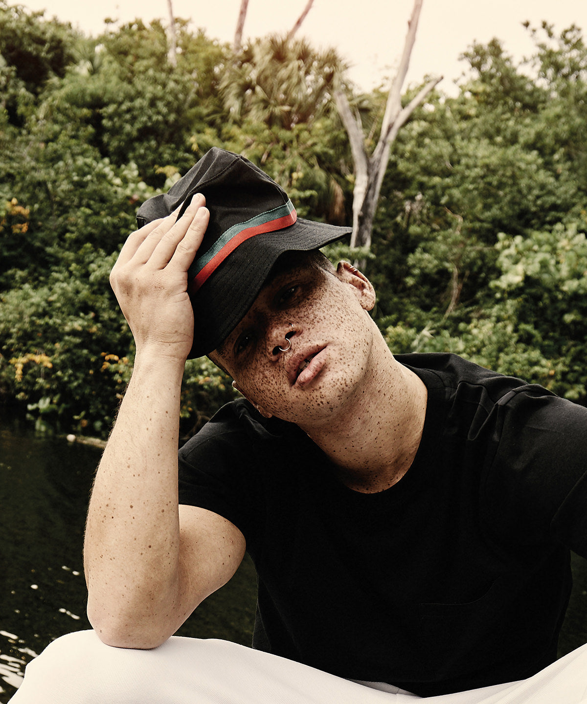 Flexfit / Yupoong Stripe bucket hat (5003S) Black/Fire Red/Green